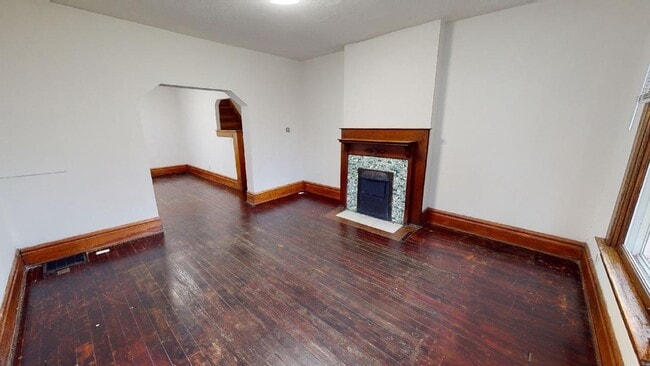Building Photo - SPACIOUS 4 BEDROOMS / 2 FULL BATHS BEAUTIF...