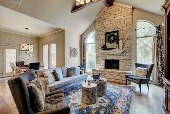 Building Photo - Luxury 5 Bedroom Home in Fairfax Estates, next to public golf course - Safe Room- Memorial High- ...