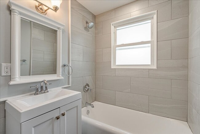 Building Photo - 3 bedroom home in Red Bank!