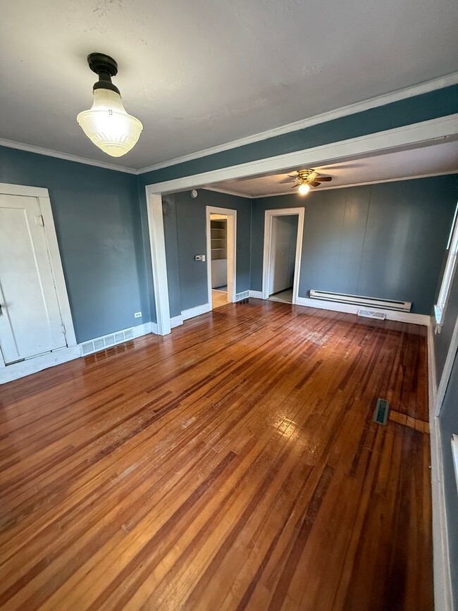 Building Photo - 1BR House in Osseo/Foster