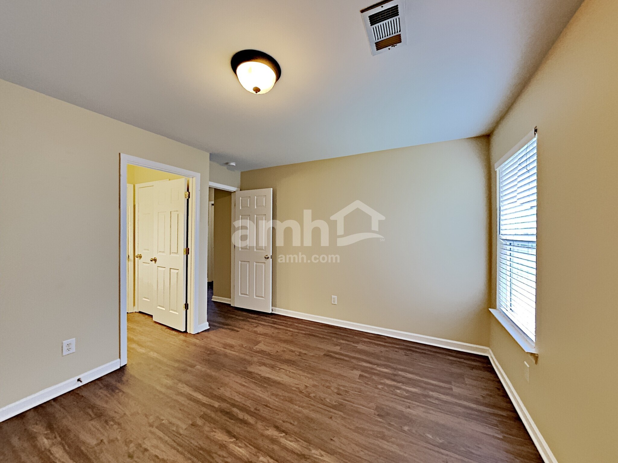Building Photo - 302 Forest Bend Dr