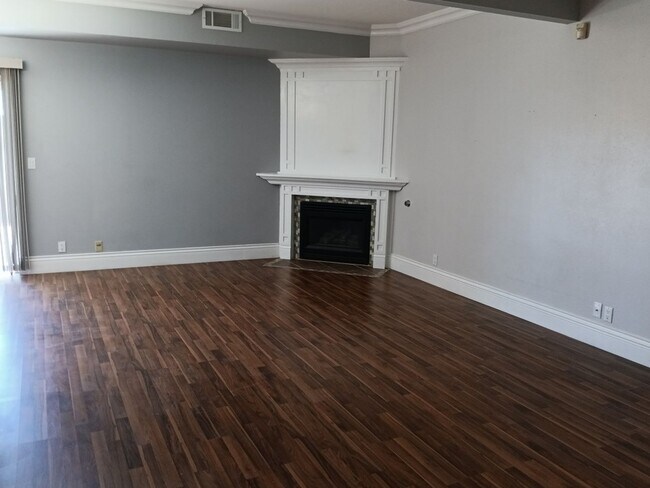 Building Photo - 3 Bedroom, 2.5 Bathroom Home! Schedule a Showing!