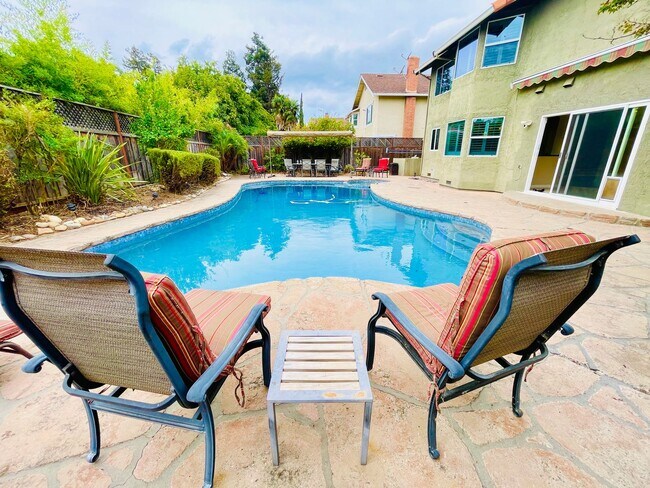 Building Photo - Beautiful 4 Bed 3 Bath + Huge Bonus Room A...