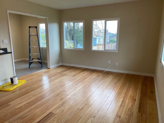 Building Photo - Epic REA-Great 1 BR/1 BA Unit in a S/S Duplex