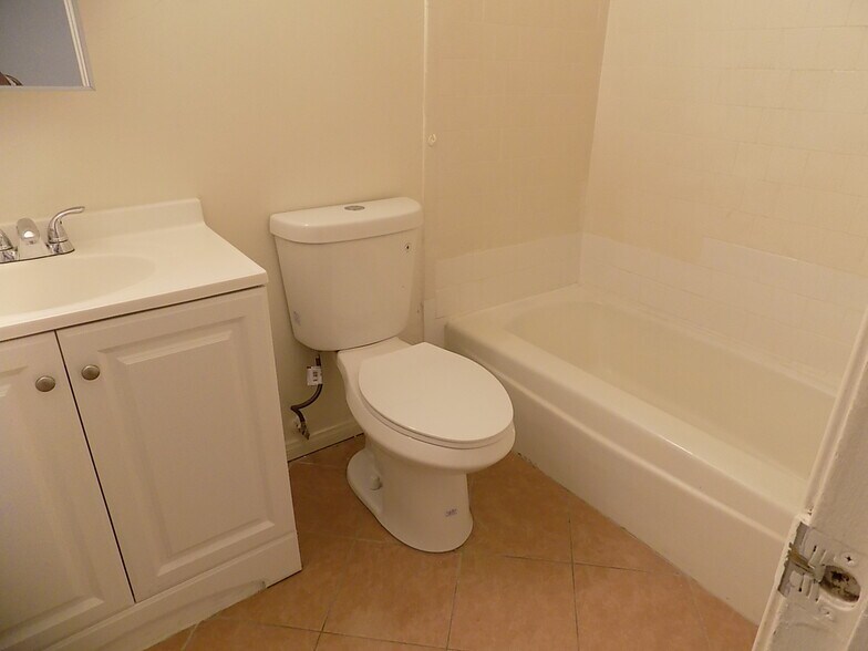 Bathroom w/ tub - 13429 Davenport St