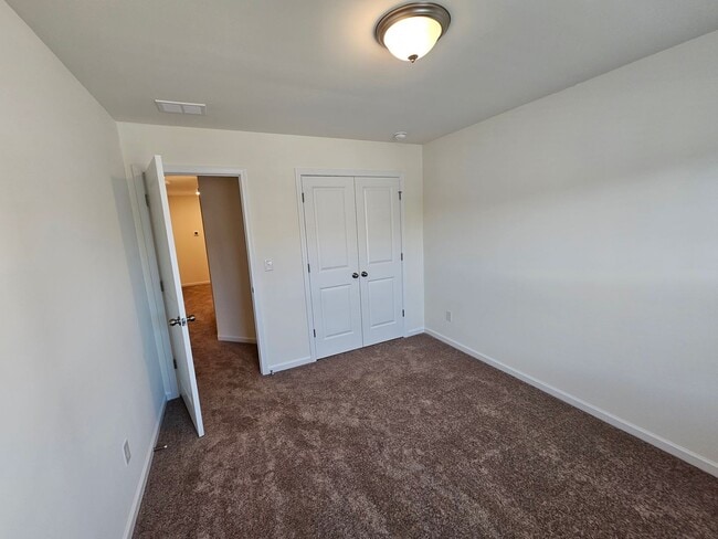 Building Photo - Like New Town Home in Kellerton Place, Monroe!