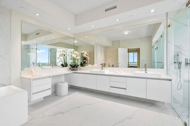 Building Photo - 3100 N Ocean Dr