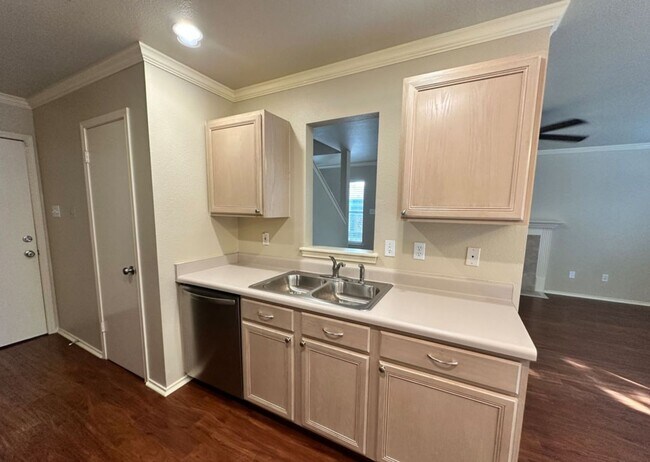 Building Photo - 3 BD/2.5 BA AVAILABLE IN GATED COMMUNITY I...