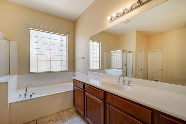 Building Photo - AVAILABLE NOW IN SHAMROCK ESTATES GILBERT!!!