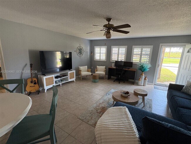 Building Photo - 333 Palm Cir