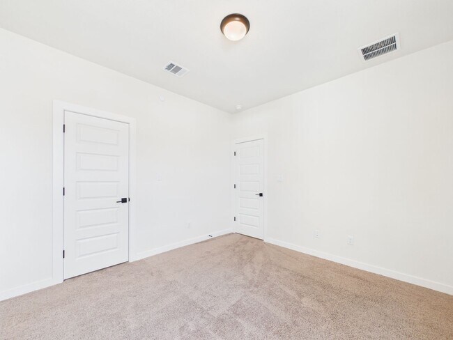 Building Photo - Great Townhouse with private yard