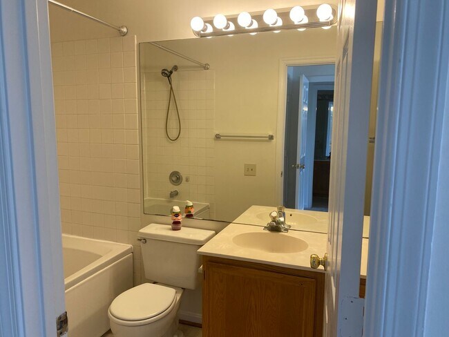 Building Photo - Sun-filled 2 Bed 2 Bath Condo In Sought Af...