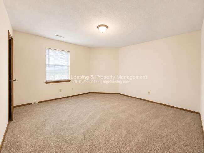 Building Photo - 3557-3563 NE Independence Cir