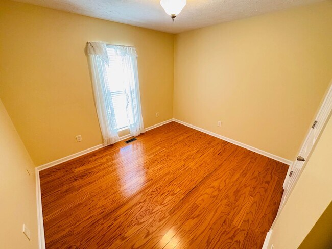 Building Photo - 3-BED, 2-BATH SINGLE FAMILY HOME WALKING DISTANCE TO CUMBERLAND!