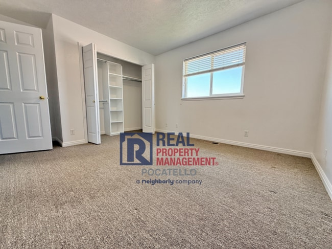 Building Photo - 3 Bedroom 1.5 Bath Apartment - 1 car garage