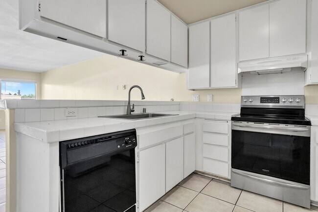Building Photo - Great three bedroom townhome in UTC!  Avai...
