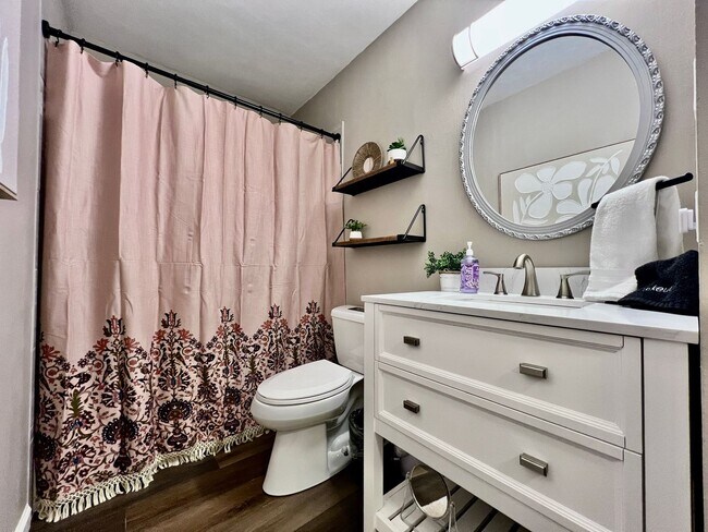 Building Photo - 3 BDR Ranch w/ Fenced yard, laundry, garage + more