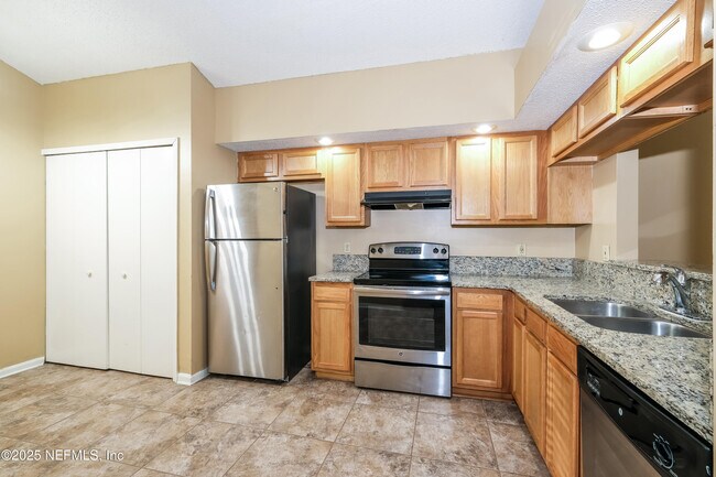 Building Photo - 2532 Townsquare Dr
