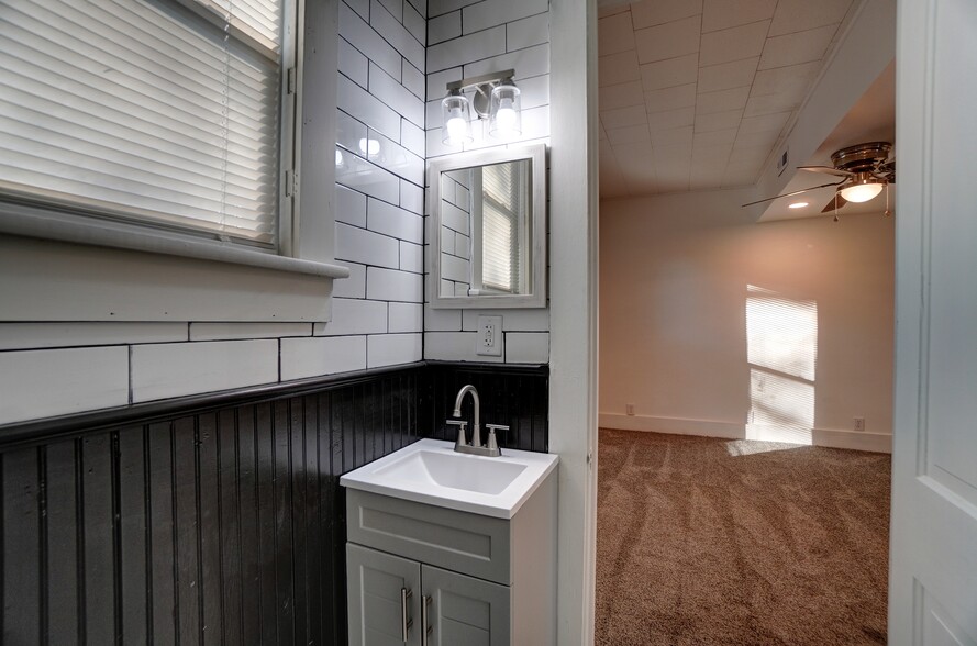 Building Photo - 1117 W High St