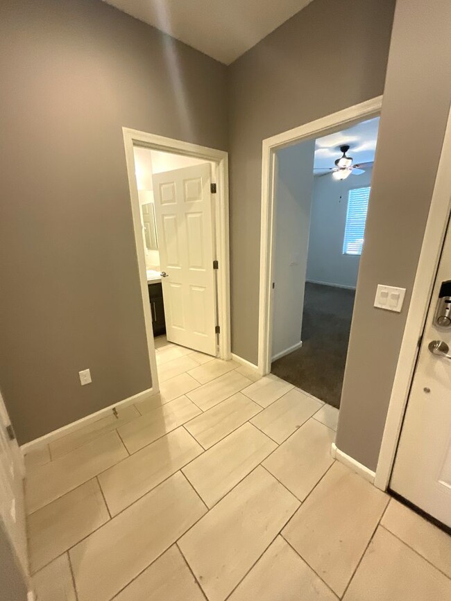 Building Photo - Vail School District hard to find 5 bedroo...