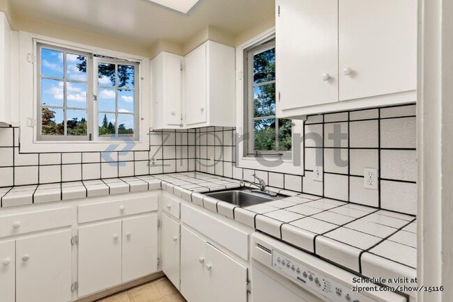 Building Photo - 632 Acacia Ln