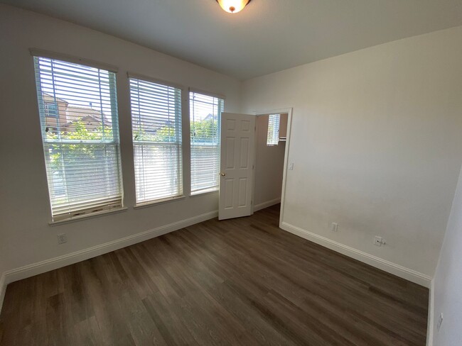 Building Photo - East Elk Grove Home Close to Pleasant Grov...