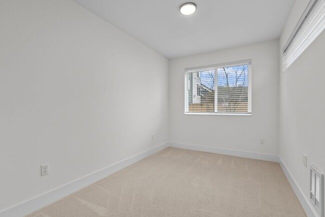 Building Photo - Stunning Modern Air-Conditioned Townhome in Coveted Whittier Heights