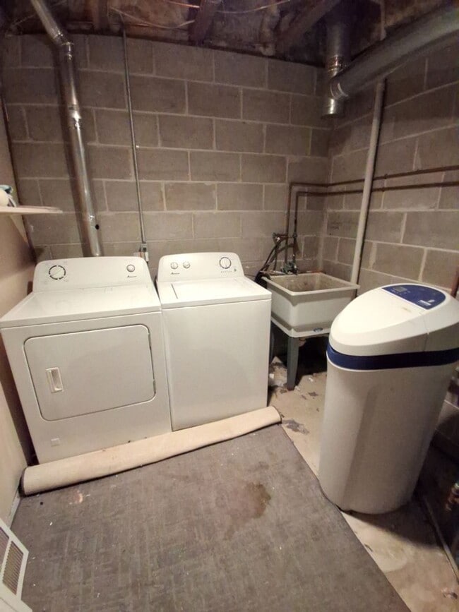 Building Photo - Open House 11/14/25 6-7pm! 3 Bedroom / 1.5...