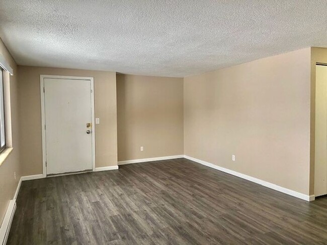 Building Photo - Beautifully Remodeled 2 Bedroom 1 Bath Apa...