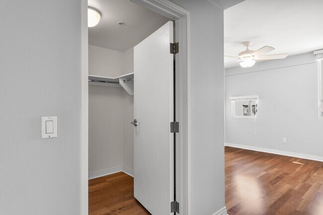 Building Photo - Walkable Little Italy Living – 3BR/3BA with Gated Parking