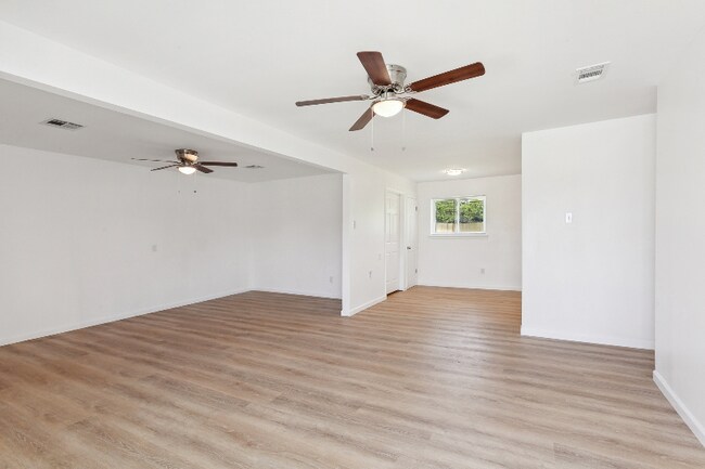 Building Photo - 304 Deacon St