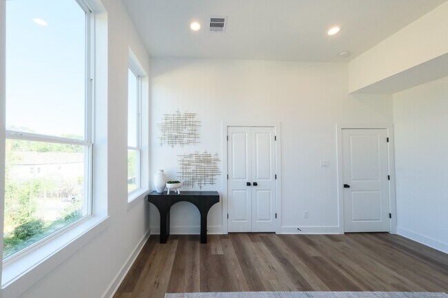 Building Photo - 835 Elkhart St