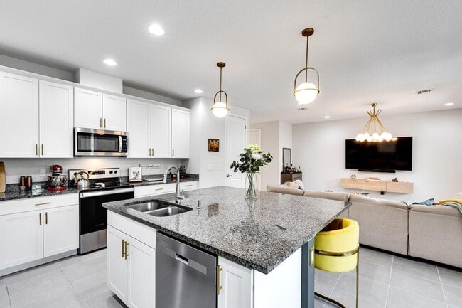 Building Photo - 16330 Oakview Dr