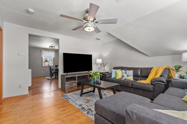 Building Photo - 1412 N Durkee St