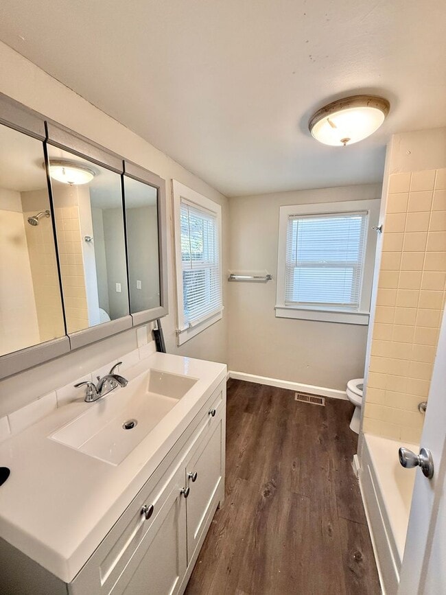 Building Photo - 1115 W 11th St