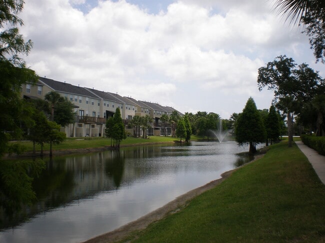 Building Photo - 3002 Pointeview Dr