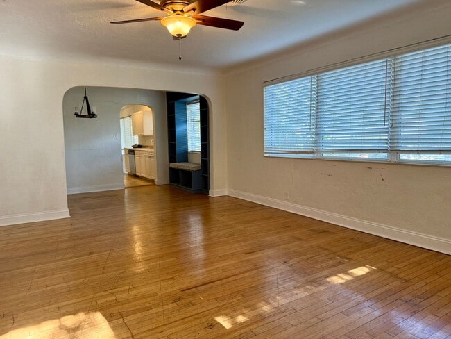 Building Photo - Euclid/Woodlawn Roommate Dream 4/3 home