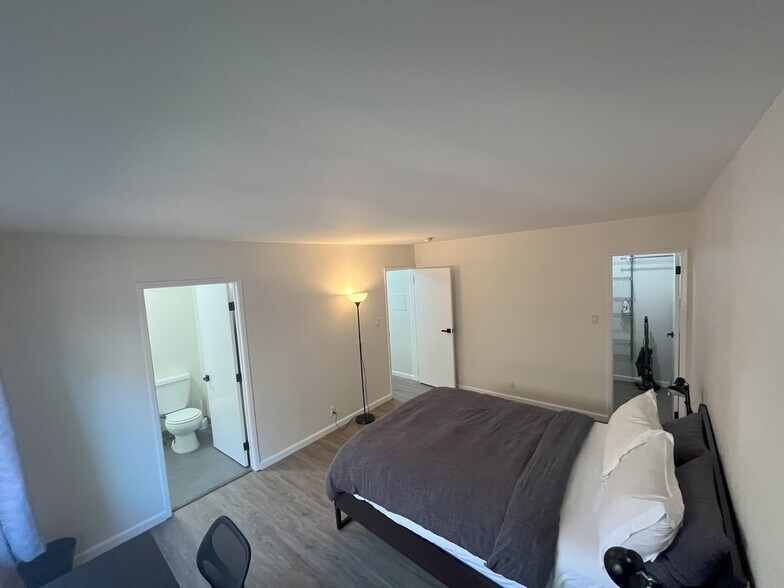 Primary Bedroom (queen bed, ensuite bathroom, walk in closet) - 1924 Park Grove Ave
