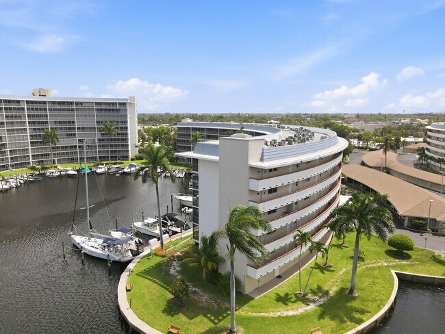 Building Photo - 1427 E Hillsboro Blvd