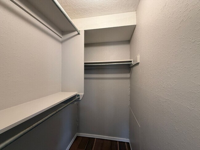 Building Photo - Convenience and Charm Meet! 4 bedroom