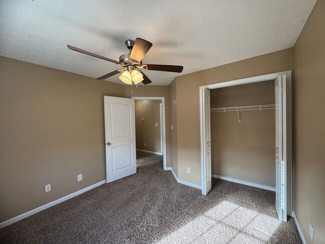Building Photo - Gorgeous 5 Bedroom Home