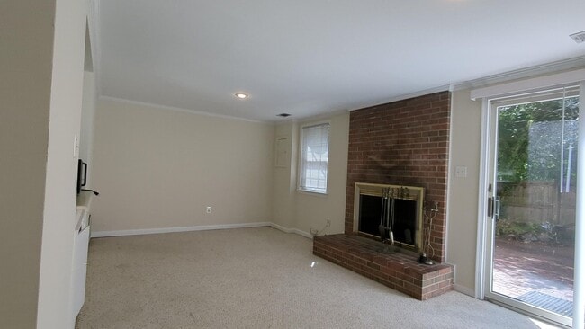 Building Photo - Classic 4 Bed 3.5 Bath Brick Townhome With...