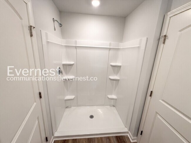 Building Photo - 3 Bed/2.5 Bath Town Home with Garage / Pet-Friendly / Vouchers Accepted / Coming Soon!
