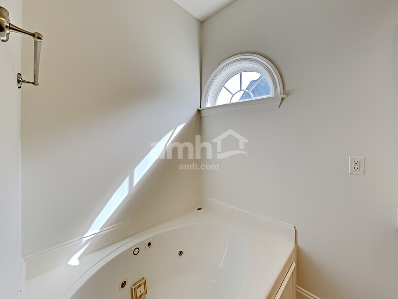 Building Photo - 5125 Macarthur Ave