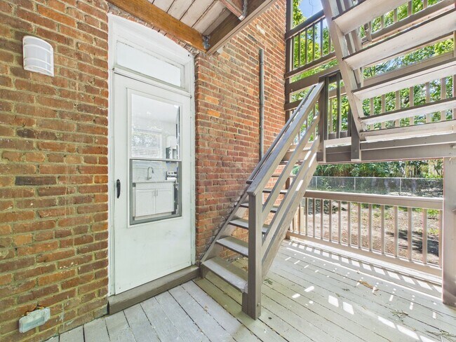 Building Photo - 1703 Oakdale Ave