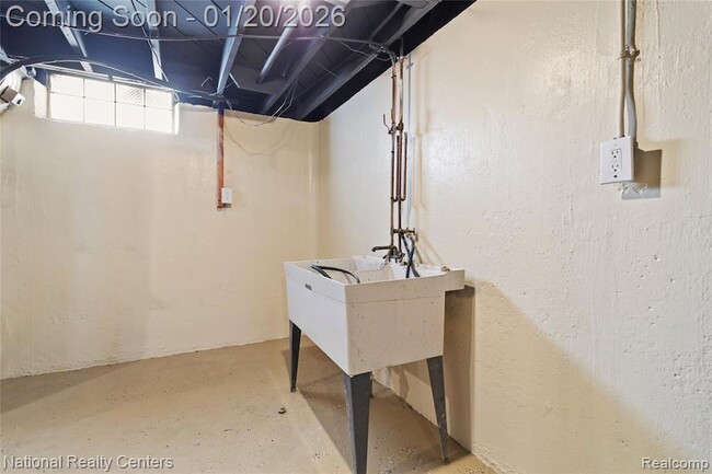 Building Photo - 29942 Avondale St