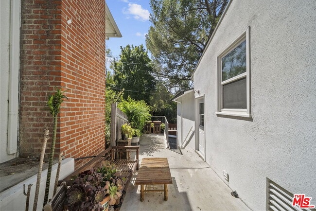 Building Photo - 6295 Ivarene Ave