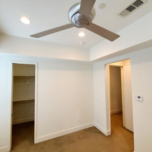 Building Photo - Spacious 3-Story Townhouse With Rooftop De...