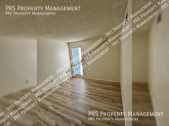 Building Photo - 2652 E Oakleaf Dr