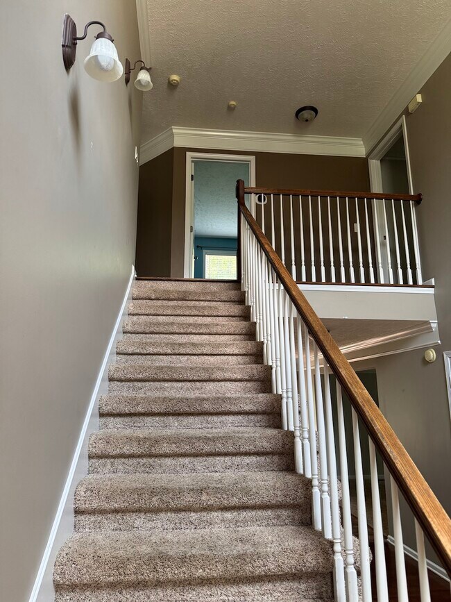 Building Photo - 652 Winding Bluff Way